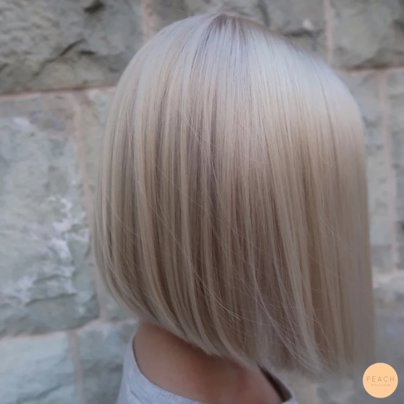 Vit blond hårfärg med isblond finish