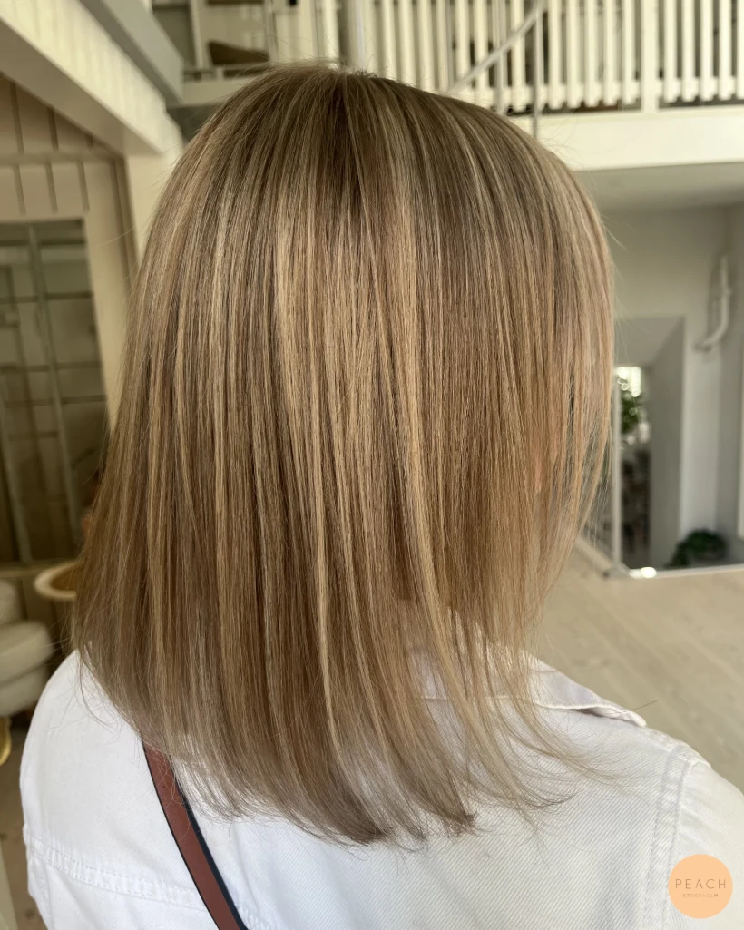 Naturlig blond hårfärg med ljusa slingor och beige toner