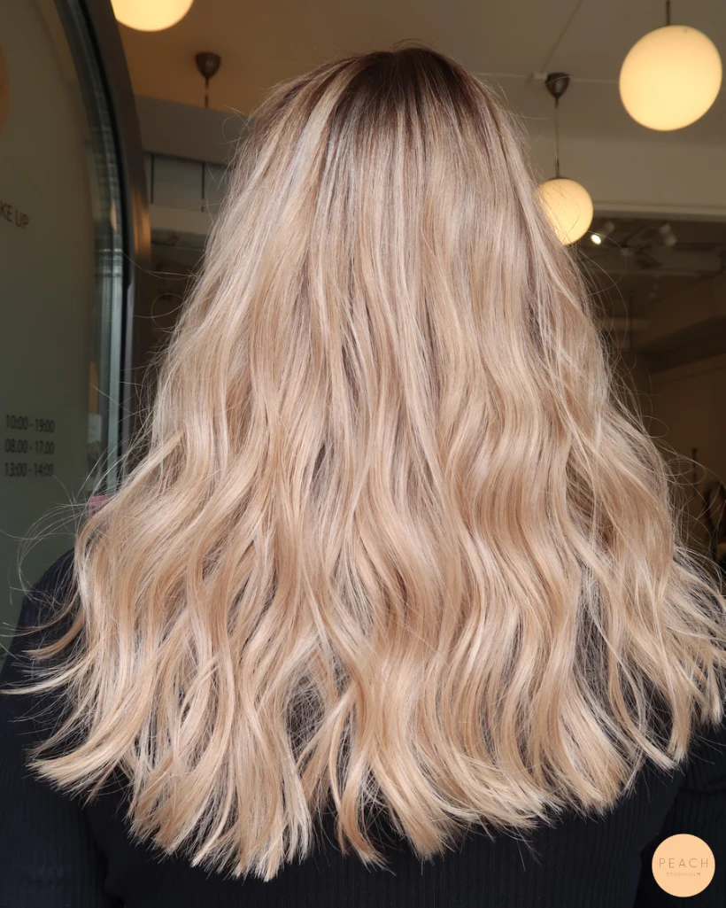 Beige blond hårfärg med slingor och gardinlugg