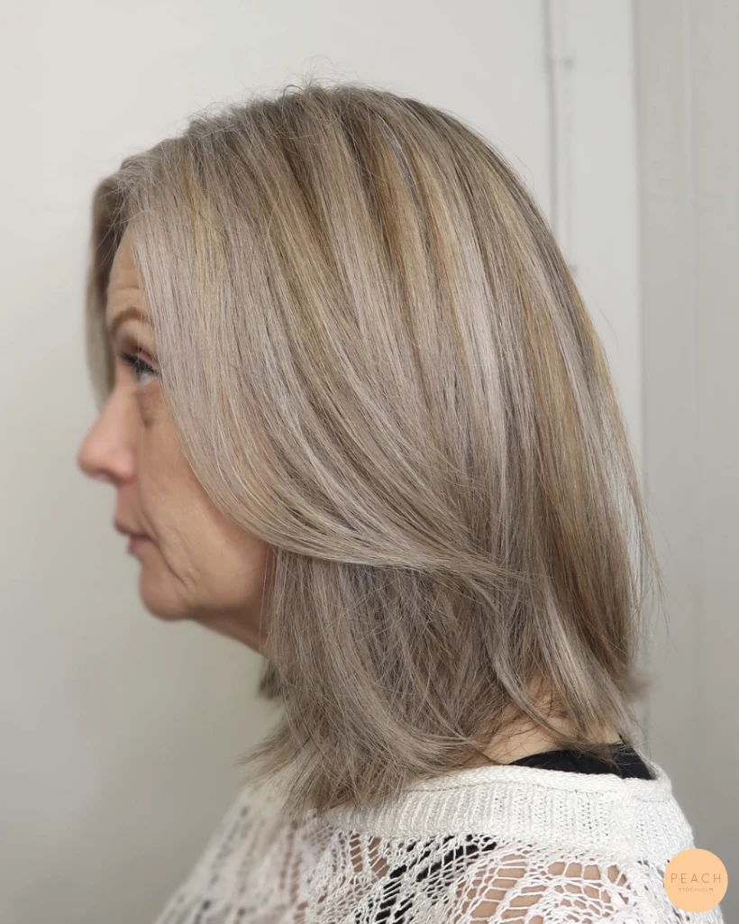 Blonda slingor med toner av Ask