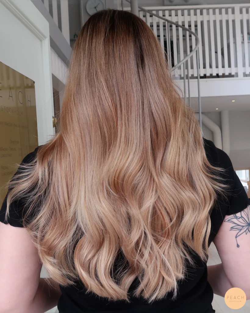 Beige blond med djup face frame