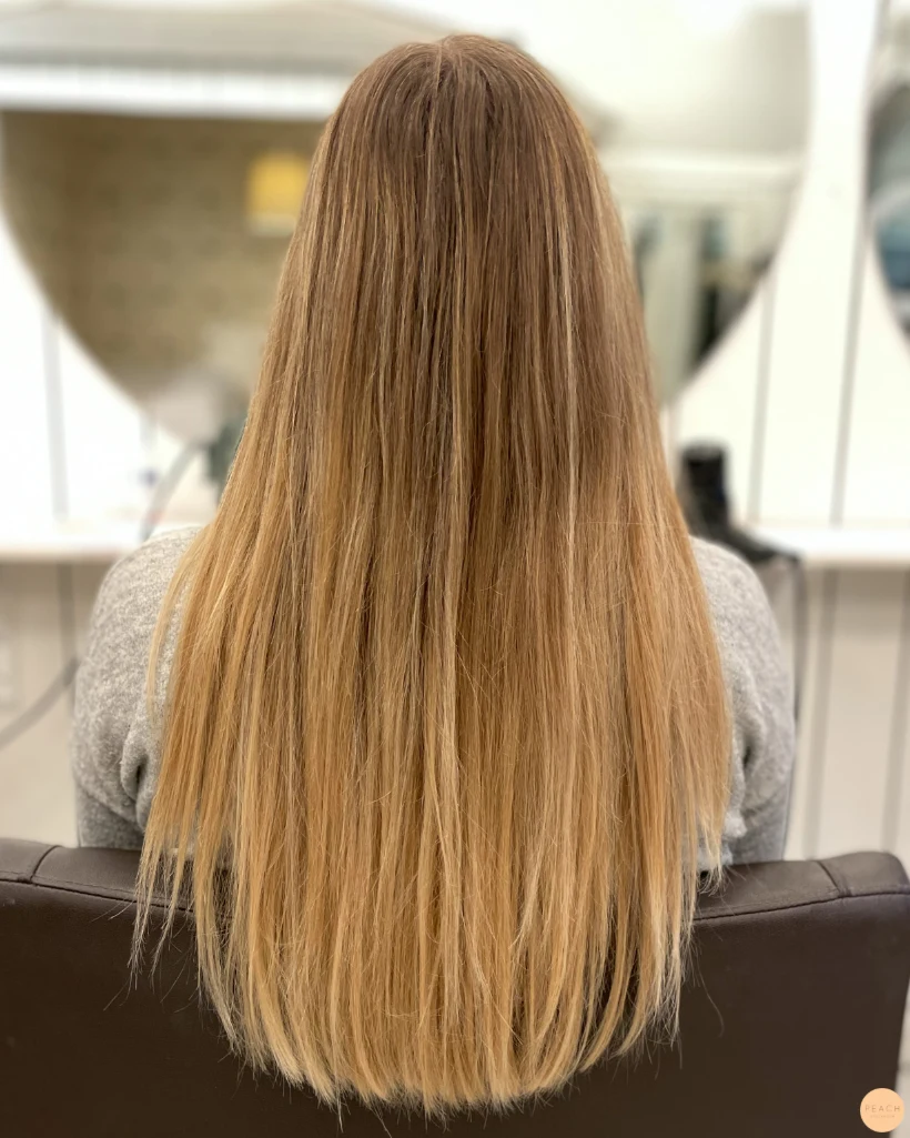 Kall beige blond hårfärg med ljusa slingor
