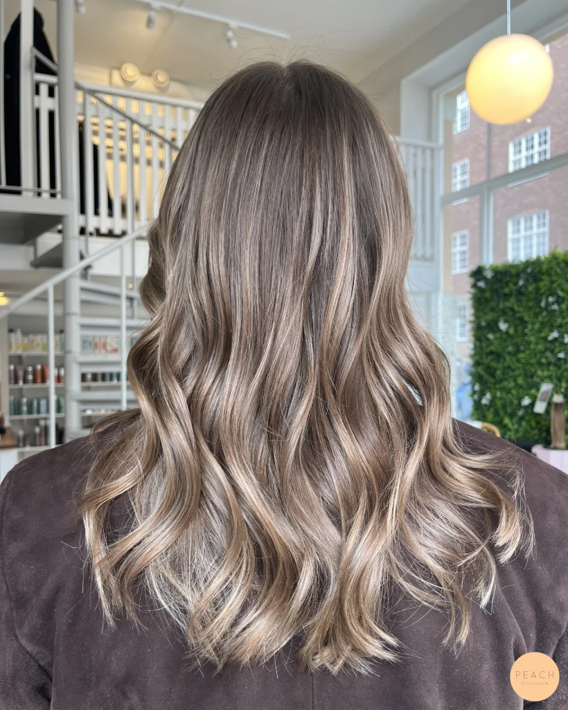 Bronde hårfärg med mjuk root shadow