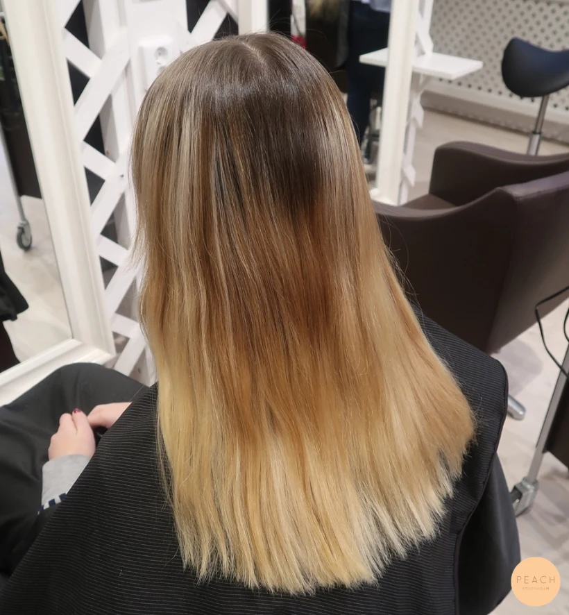 Kall balayage blonde med ljusa slingor