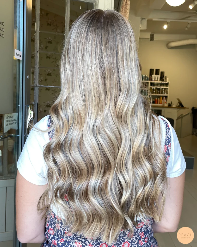 Beige blond hårfärg med slingor – inspiration 4 augusti 2022
