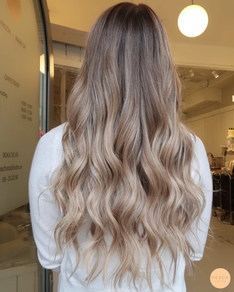 Beige blond hårfärg med balayage slingor