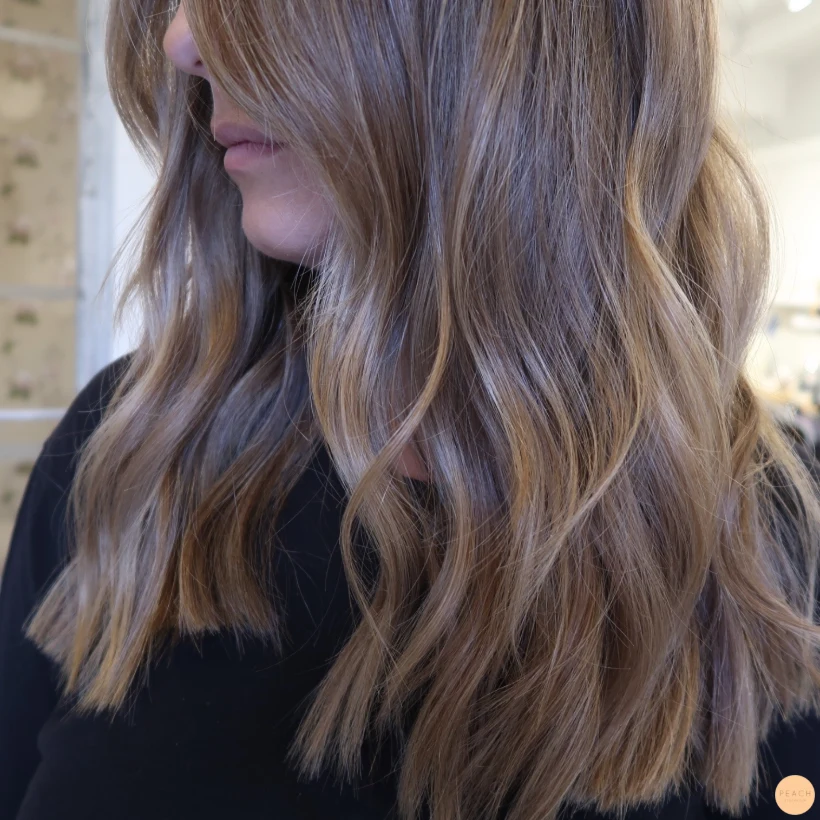 Bronde hårfärg med slingor som döljer gråa strån