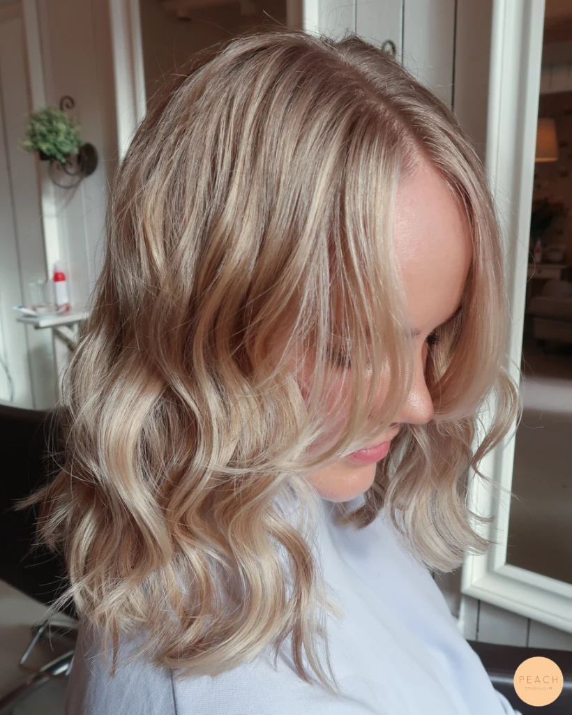 Beige blond hårfärg med ljusa slingor och mjuka lowlights