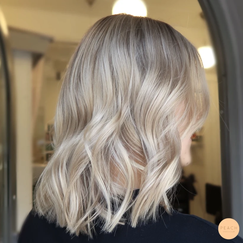 Blond balayage med ljusa slingor och sval nyansering