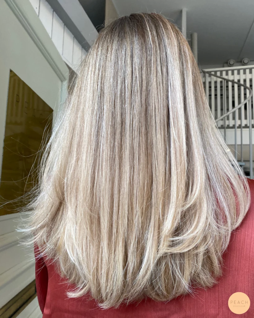 Klar blond hårfärg med rootshadow