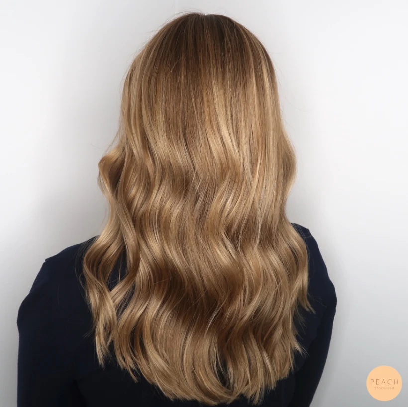 Varm beige hårfärg med mjuka lowlights