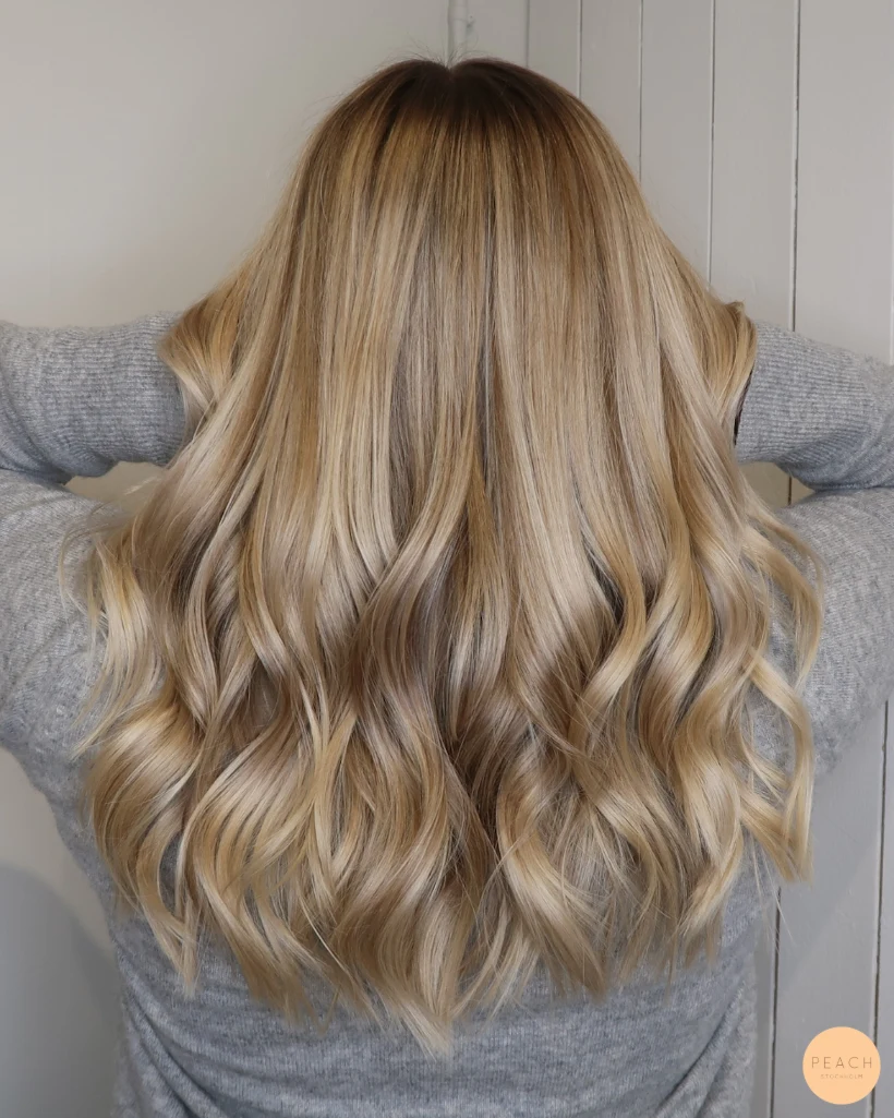 Krämig blond hårfärg ned ljusa slingor