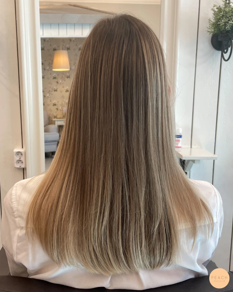 Sand beige hårfärg med mjuk gråhårsövergång