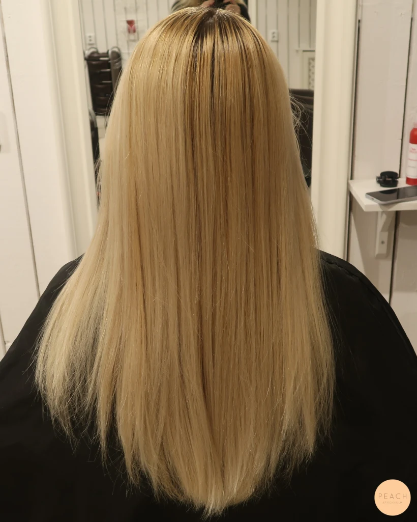 Blond hårfärg slingor med sval nyansering