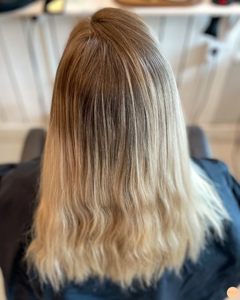 Ljusa slingor med en krispigt kall blond nyans