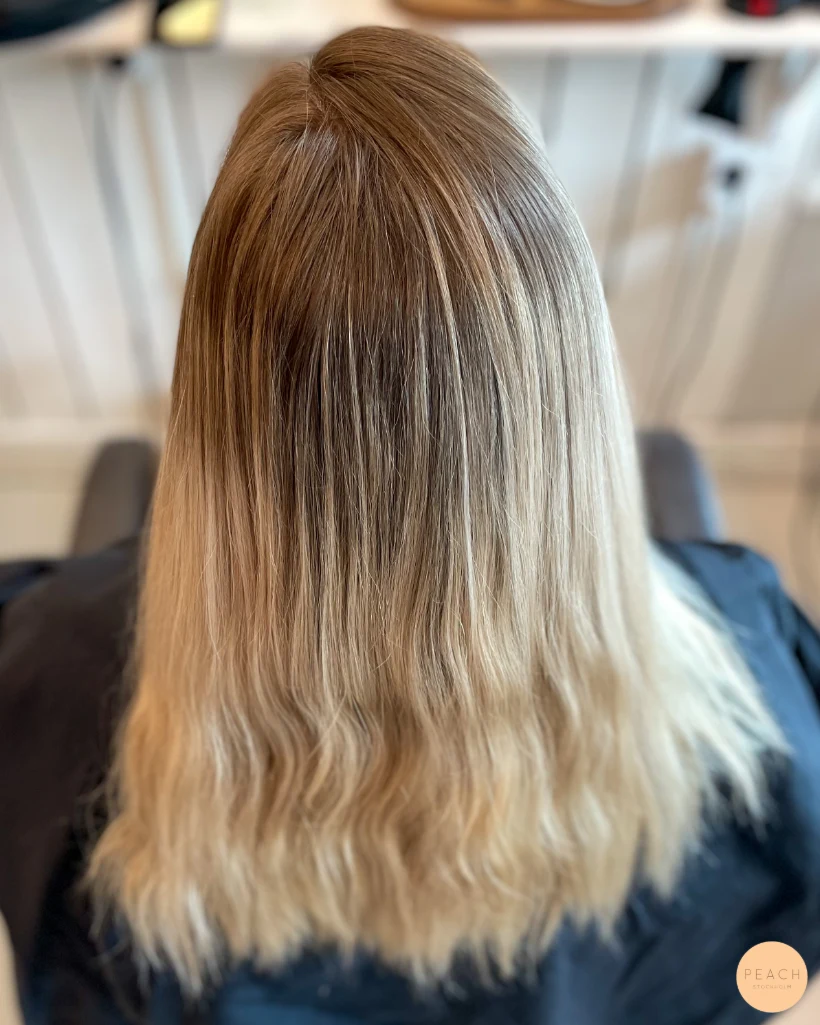 Ljusa slingor med en krispigt kall blond nyans