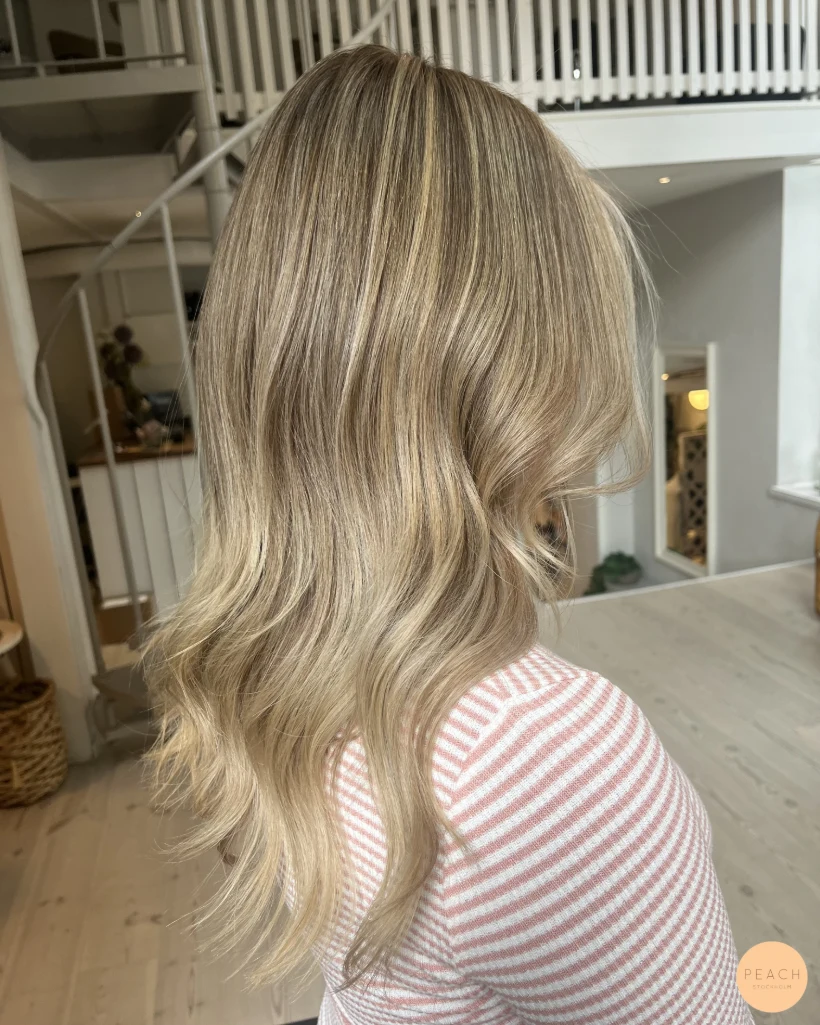 Glossy blonde beige