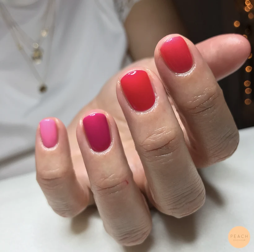 Blandade korta naglar i rosa ton