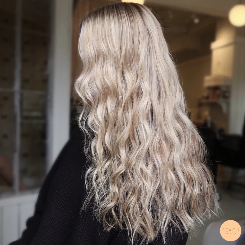 Beigeblond hårfärg med highlights och lowlights