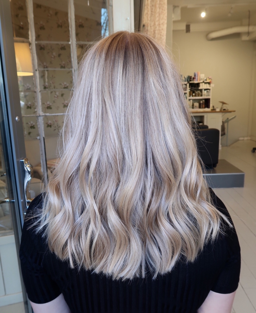 Ljusblond hårfärg med ljusa slingor och lob