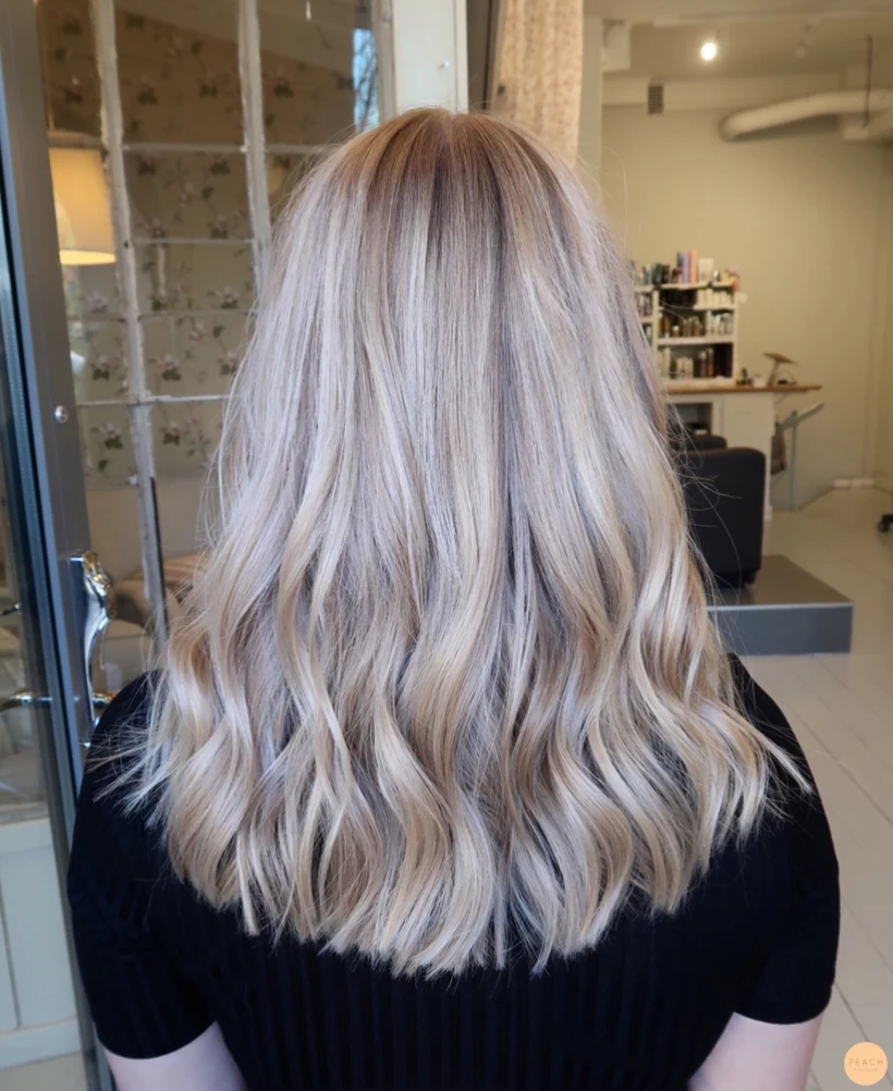 Ljusblond hårfärg med ljusa slingor och lob