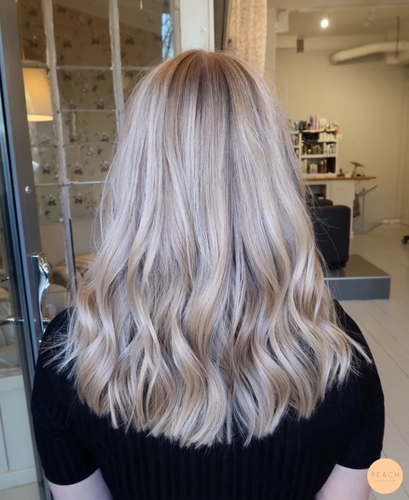 Ljusblond hårfärg med ljusa slingor och lob