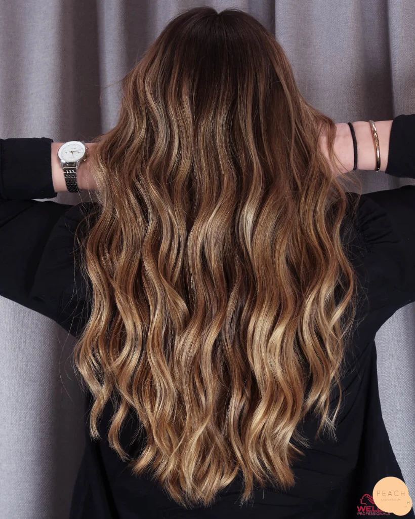 Bronde hårfärg med teasylights slingor och balayage för en stor färgkorrigering