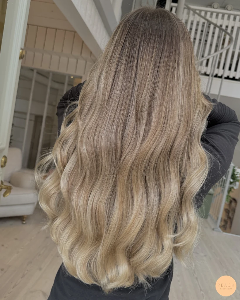 Soft blonde hair med mjuka lowlights