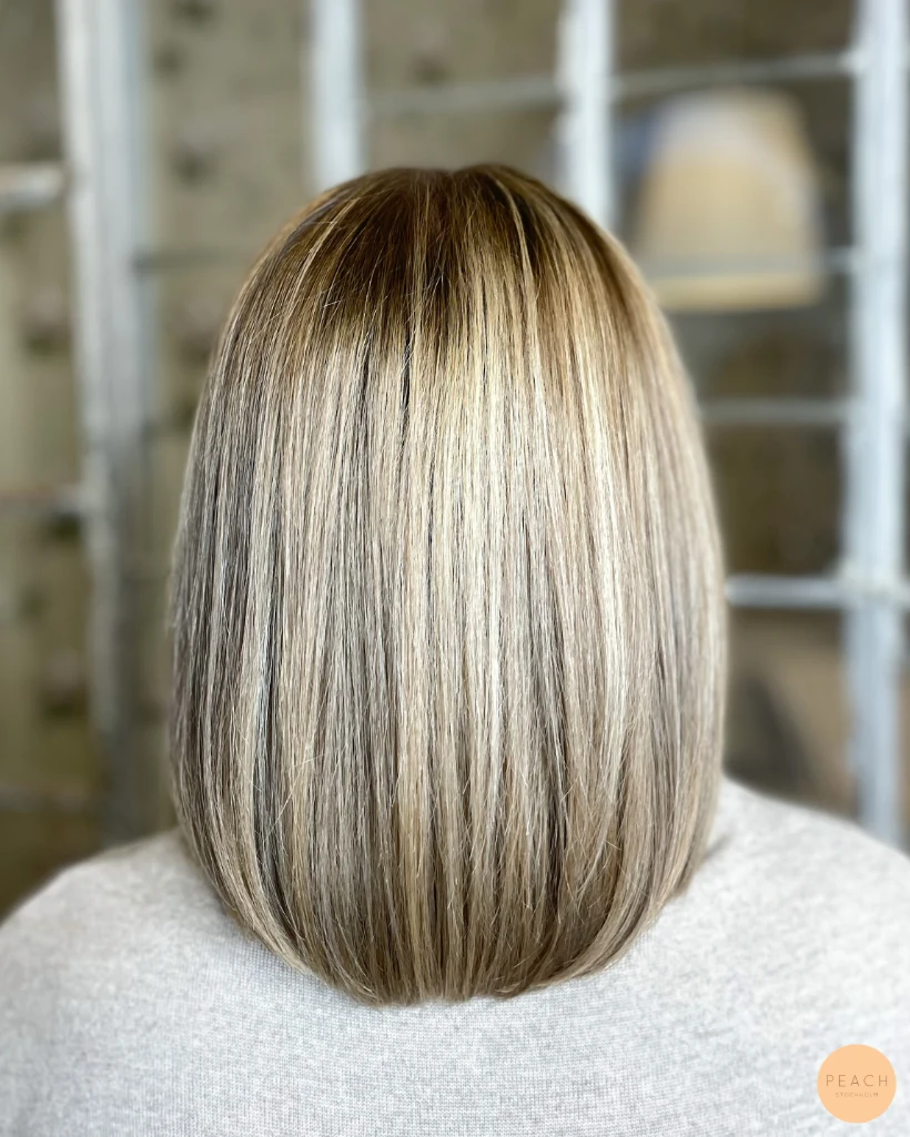 Kall beige blond hårfärg med bevarad naturlig botten