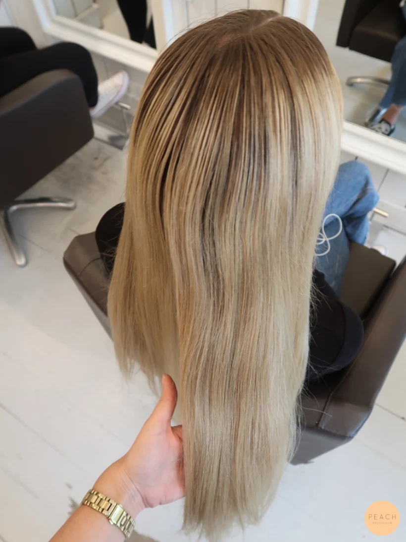 Blond hårfärg slingor med ljusa slingor
