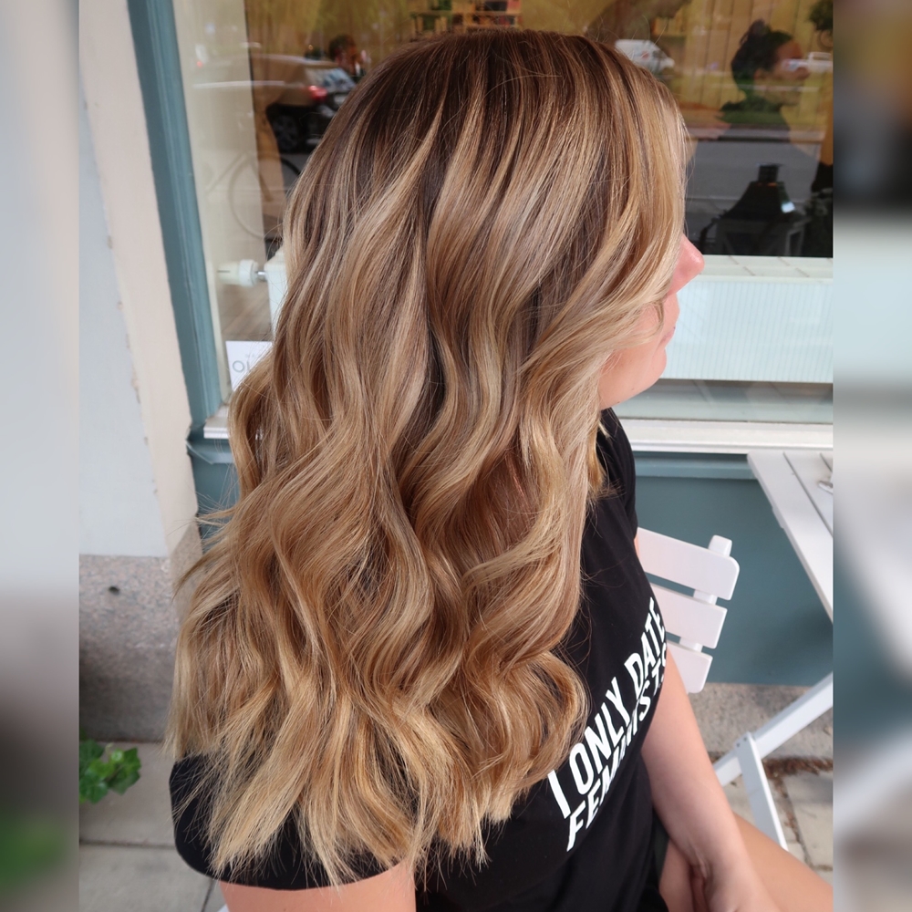 Beigeblond hårfärg med toner av havre
