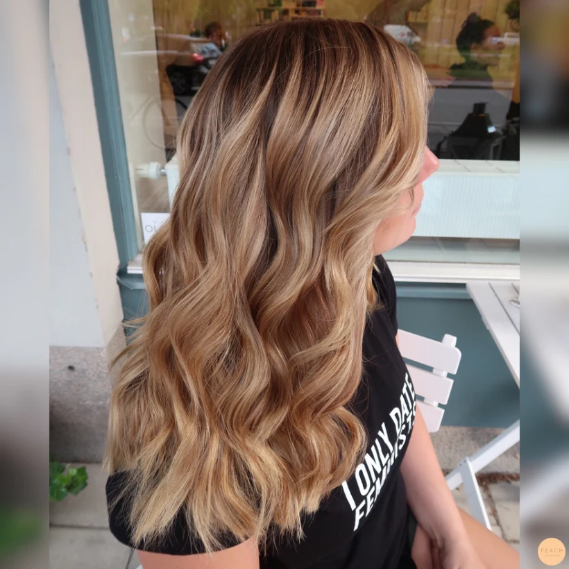 Beigeblond hårfärg med toner av havre