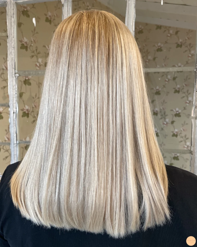 Ljusa slingor med en krispigt kall blond nyans