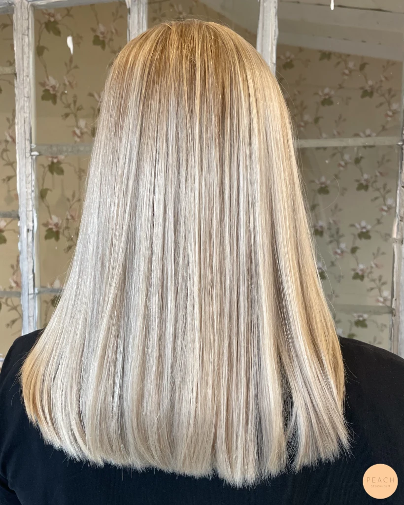 Ljusa slingor med en krispigt kall blond nyans