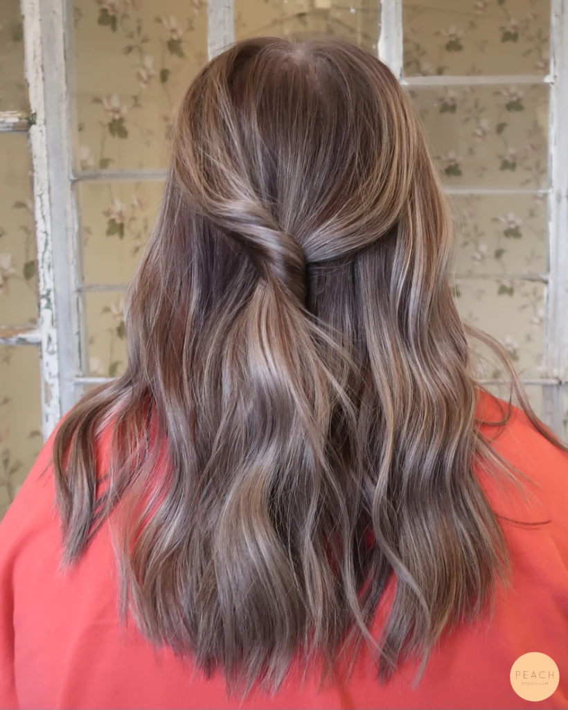 Bronde hårfärg med ljusa slingor och sval nyansering