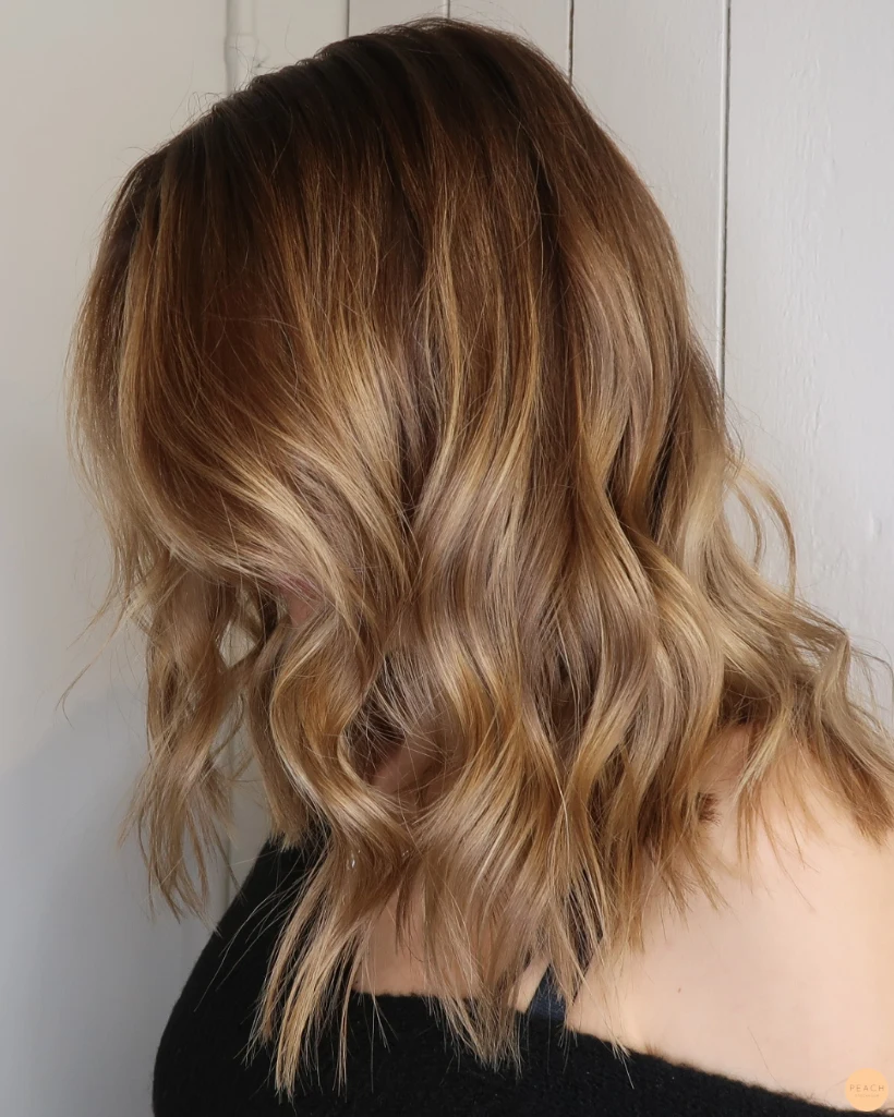 Bronde hårfärg med balayage och lång lob klippning