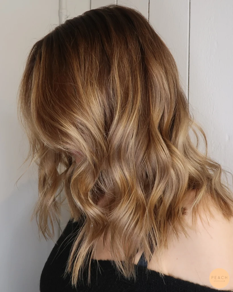 Bronde hårfärg med balayage och lång lob klippning