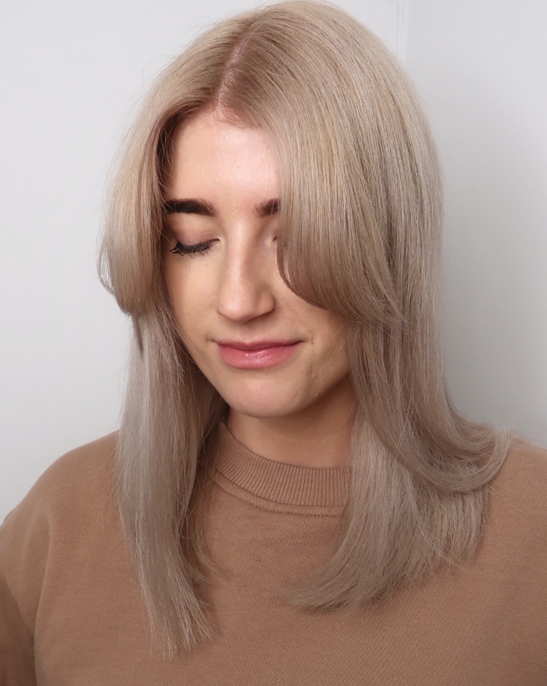 Curtain bangs beige blonde