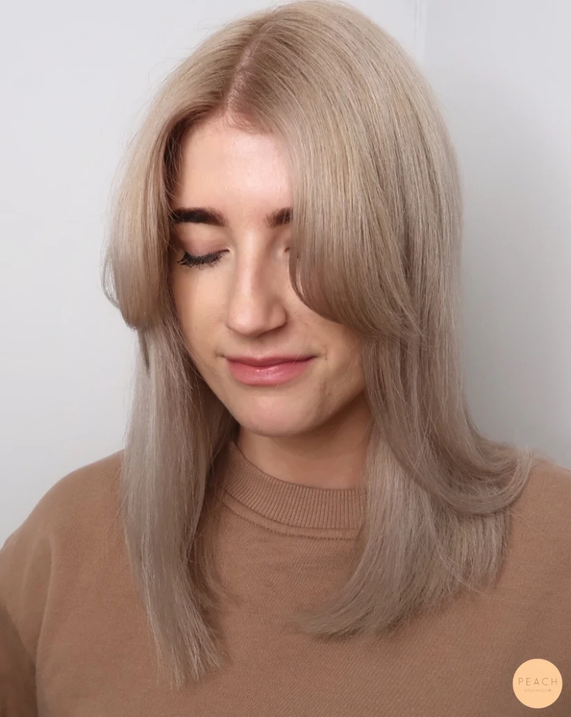 Curtain bangs beige blonde
