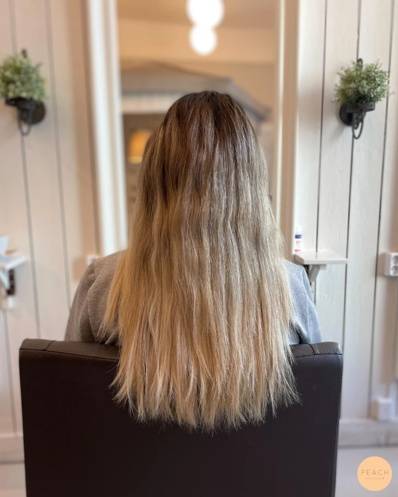 Kall beige hårfärg med mjuk root shadow