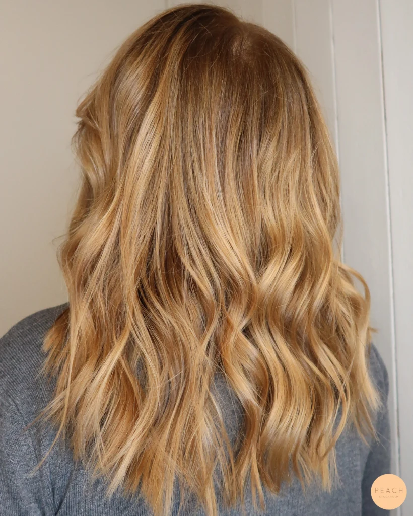 Guldblond hårfärg med mjuk root shadow