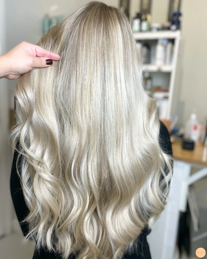 Isblond hårfärg med highlights
