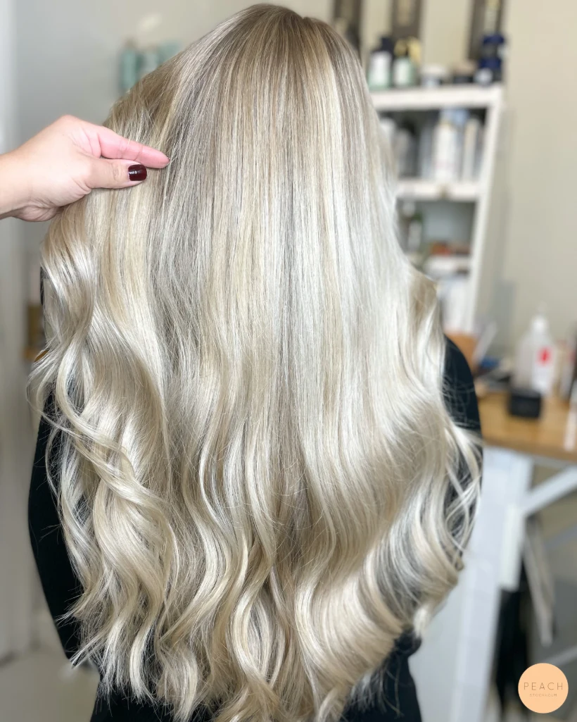 Isblond hårfärg med highlights