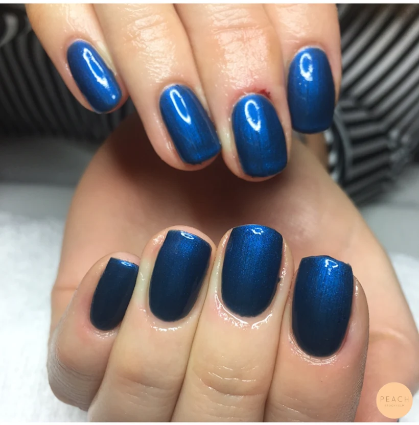 Blåa metallic naglar
