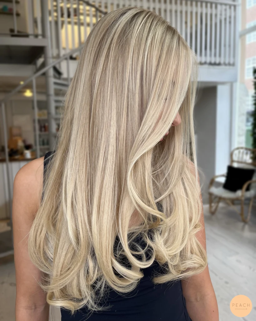 Sandy blonde hair med ljus face frame