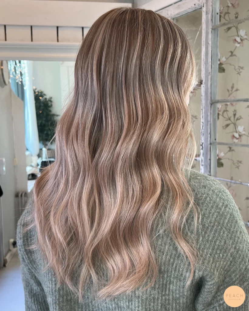 Krämig blond hårfärg med ljus face frame