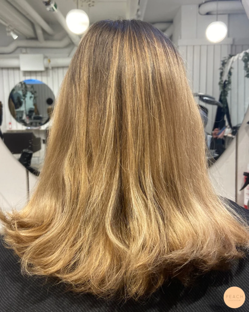 Soft blond balayage med gardinlugg