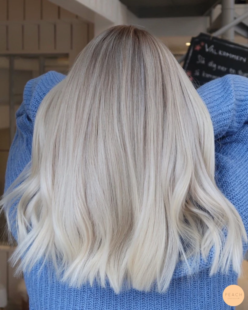 Blonde balayage short hair med ljusa slingor