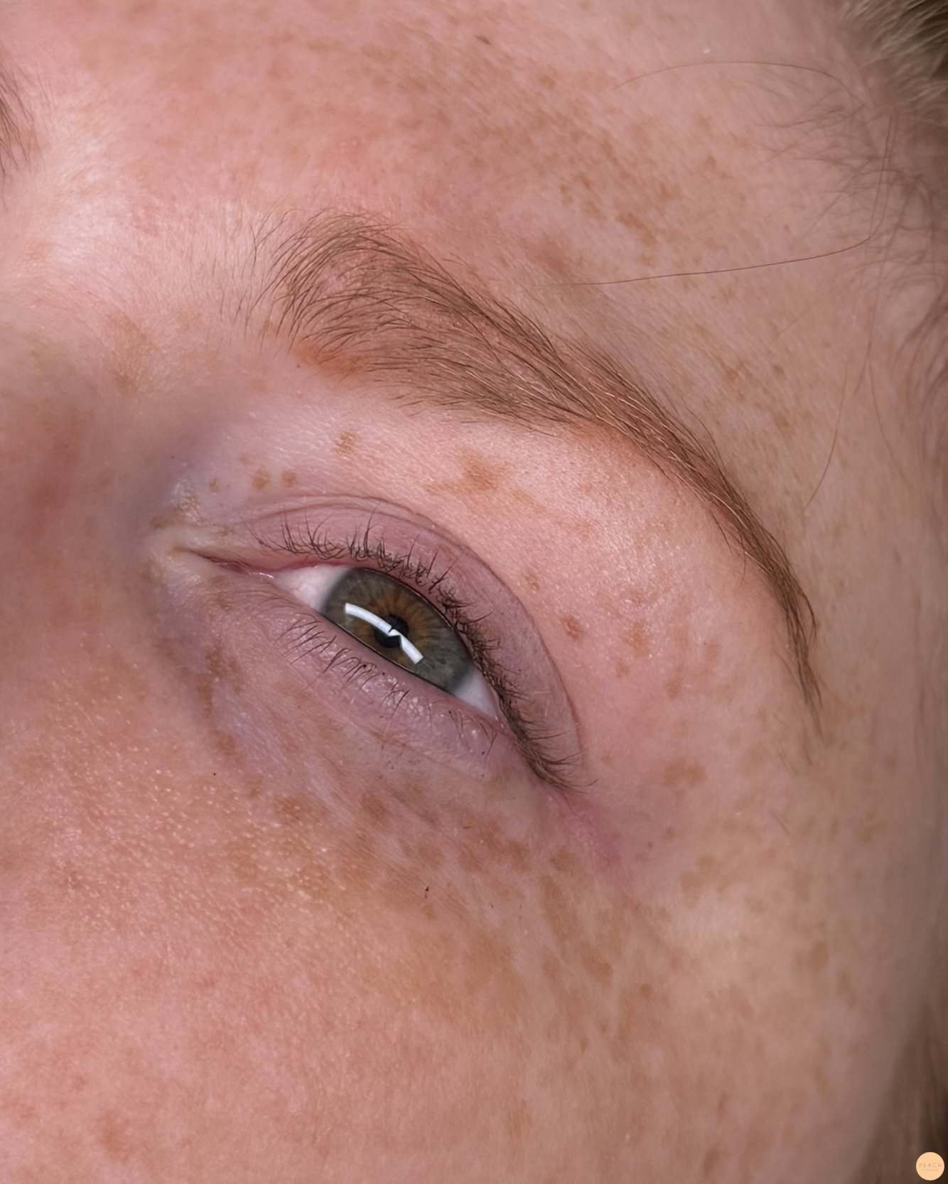 Yumi lashes brynfärgning