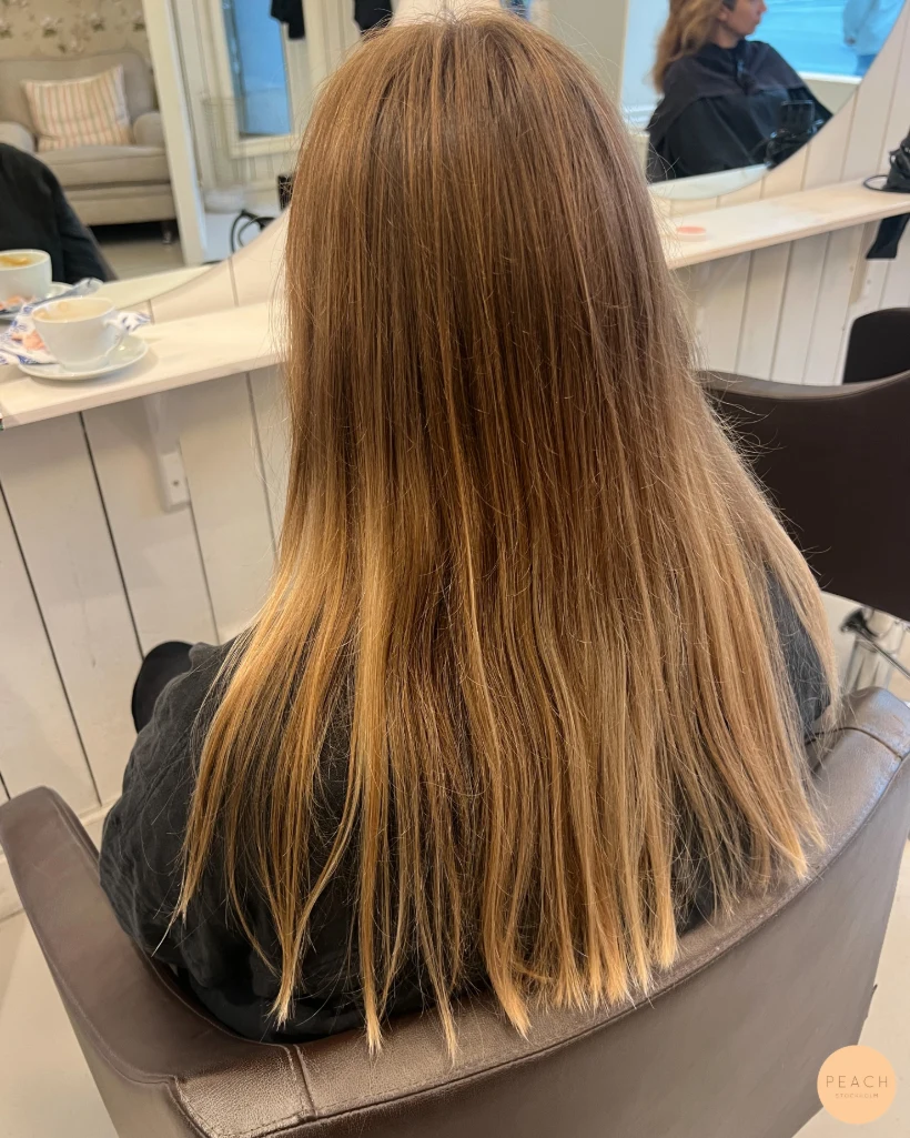 Cream blonde hair med ljusa slingor